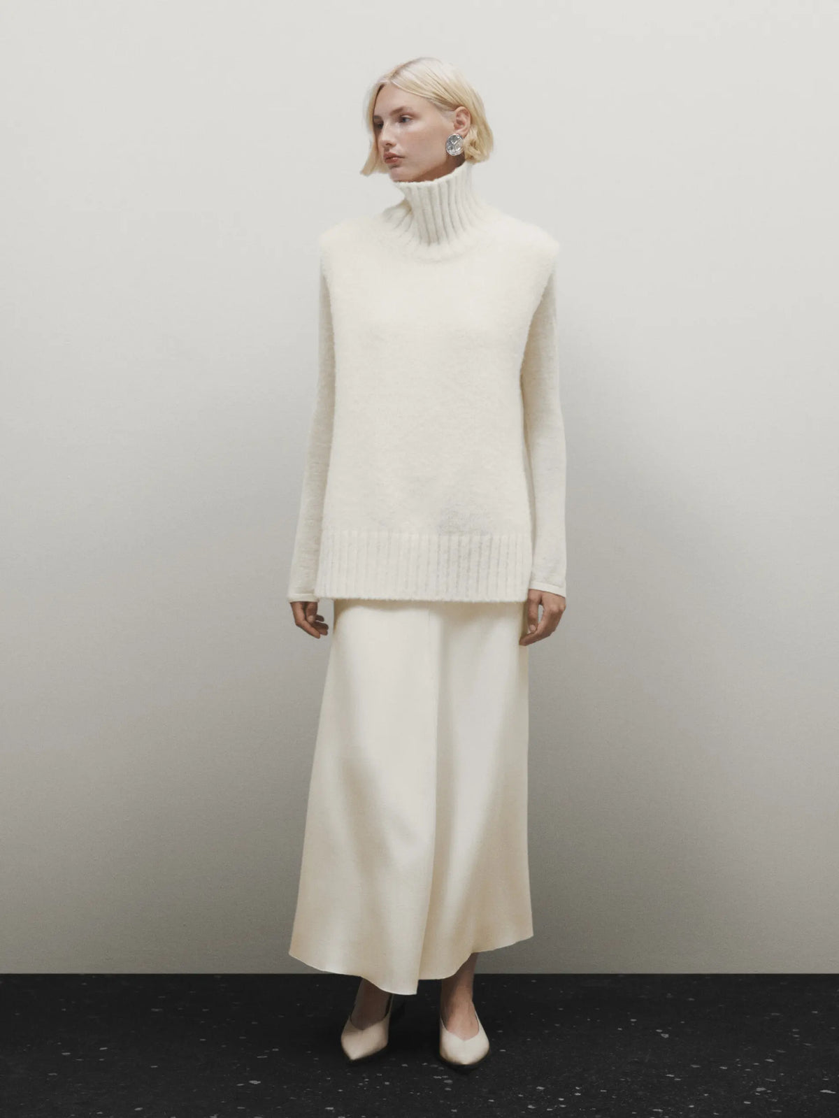 VILZSTUDIOS Classic Sleeveless Beige Knitted Sweater