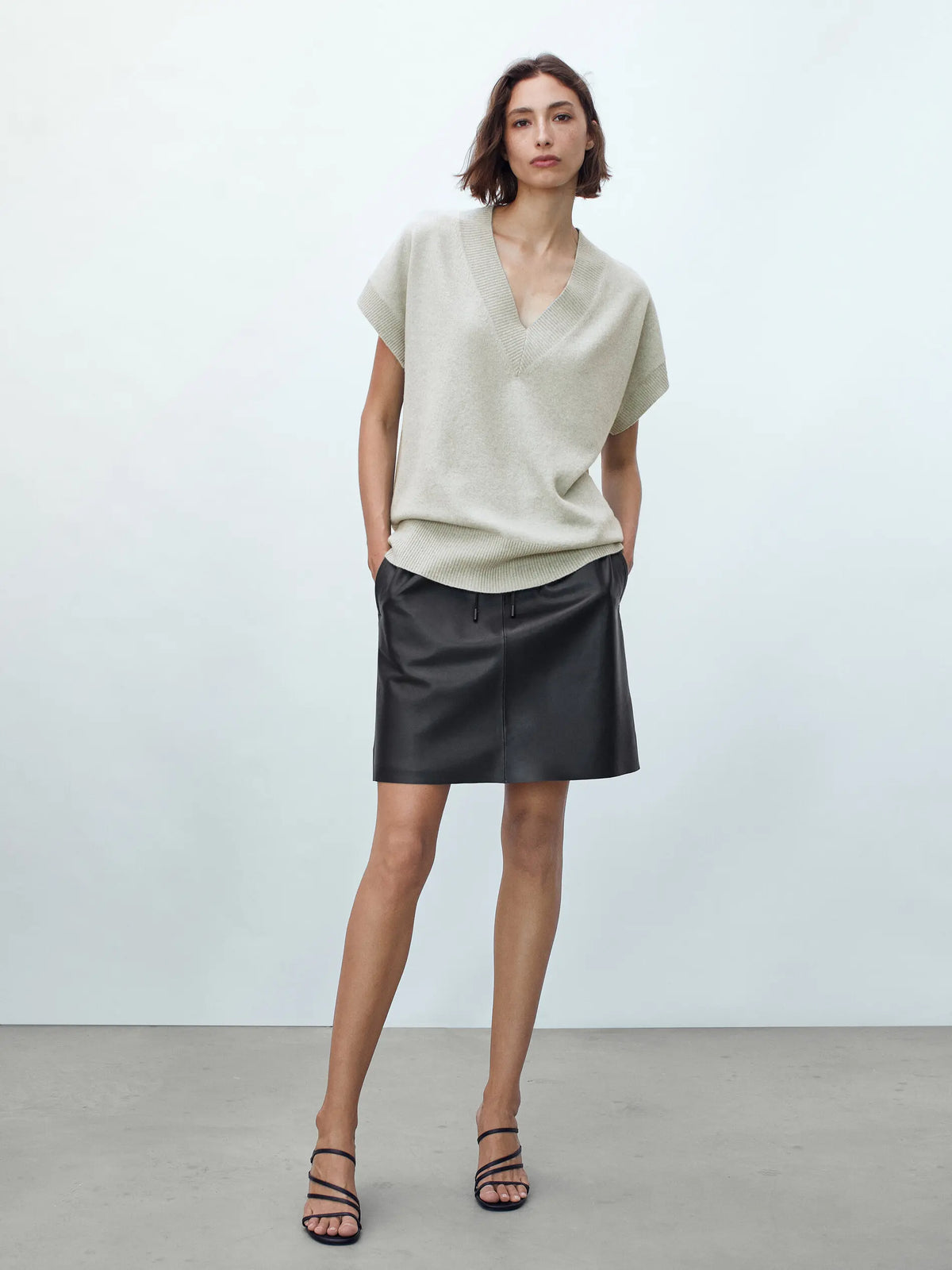 VILZSTUDIOS Basic V-Neck Knitted Short Sleeve Sweater