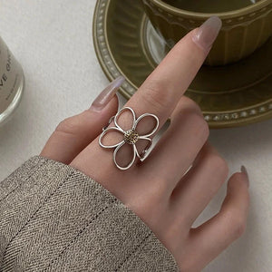 VILZSTUDIOS Elegant Silver Hollow Daisy Ring
