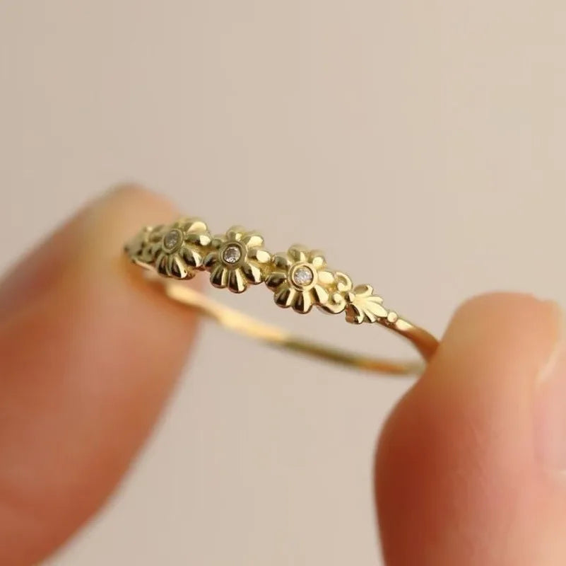 VILZSTUDIOS Elegant Gold Flower White Stone Ring