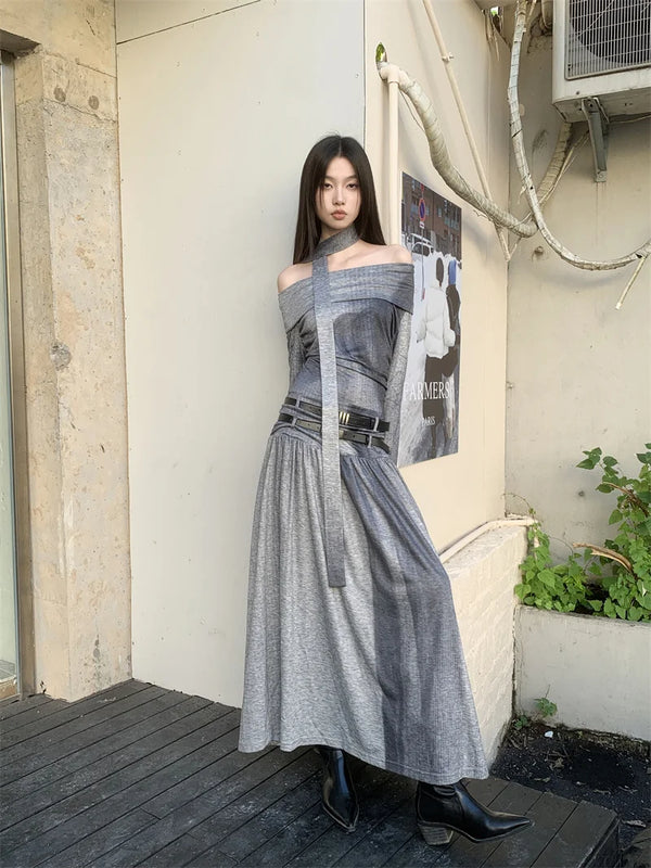 Vestido largo de punto gris con mangas acampanadas