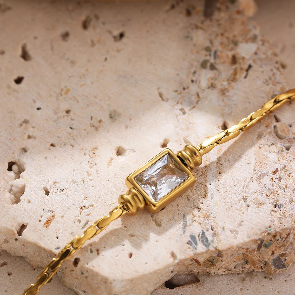 VILZSTUDIOS Luxurious Square Crystal Pendant Necklace