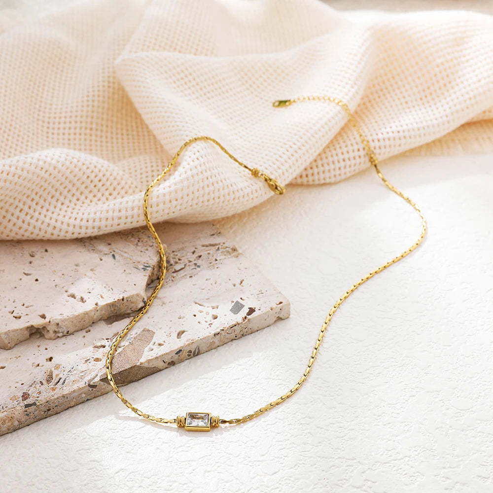 VILZSTUDIOS Luxurious Square Crystal Pendant Necklace