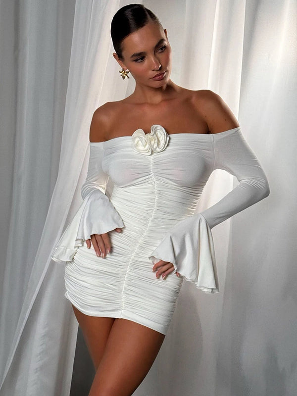 Minivestido sexy con hombros descubiertos y flores