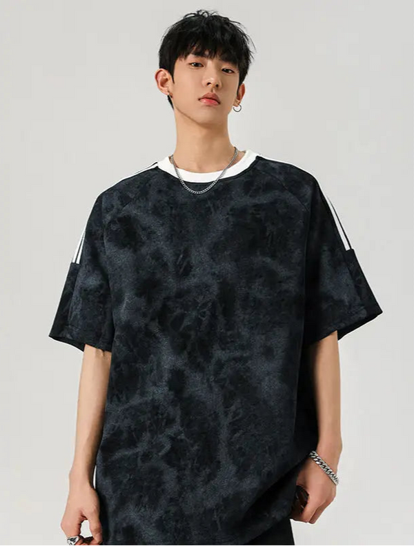 Lockeres, gestreiftes Retro-T-Shirt mit Batikmuster