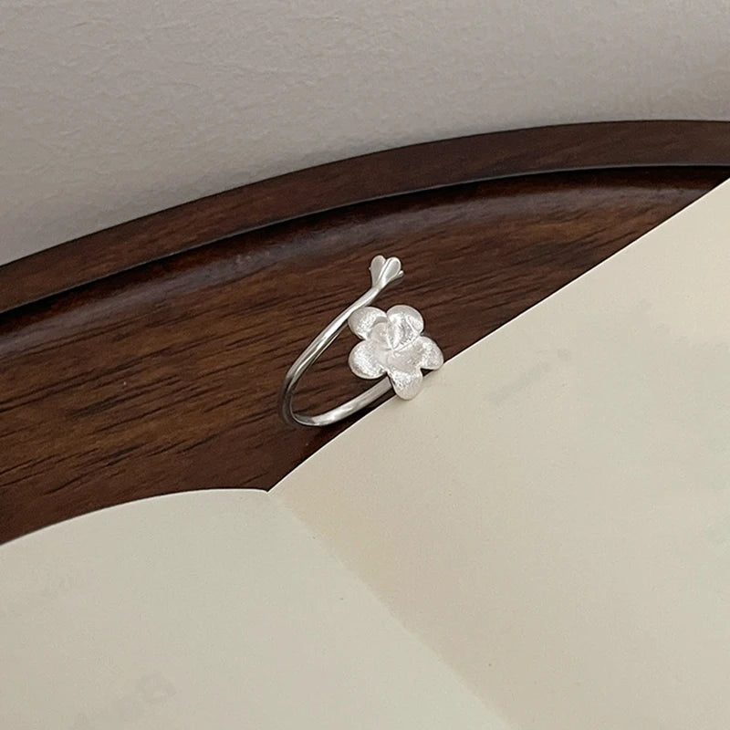 VILZSTUDIOS Elegant Asymmetric Flower Matte Silver Ring