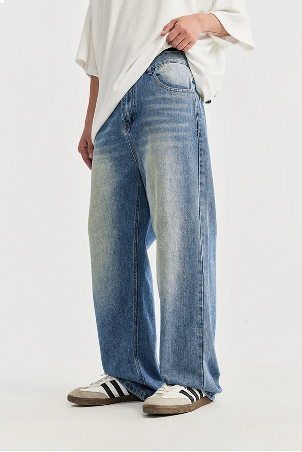 Dunkel verwaschene Vintage-Jeans mit lockerer Passform