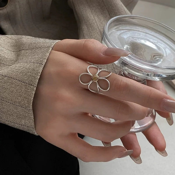 Elegant Silver Hollow Daisy Ring