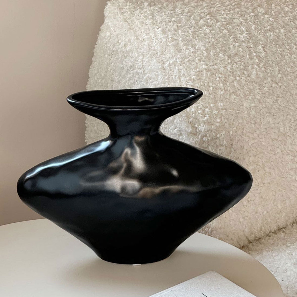 VILZSTUDIOS black abstract diamond-shaped ceramic vase