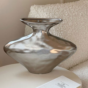VILZSTUDIOS black abstract diamond-shaped ceramic vase
