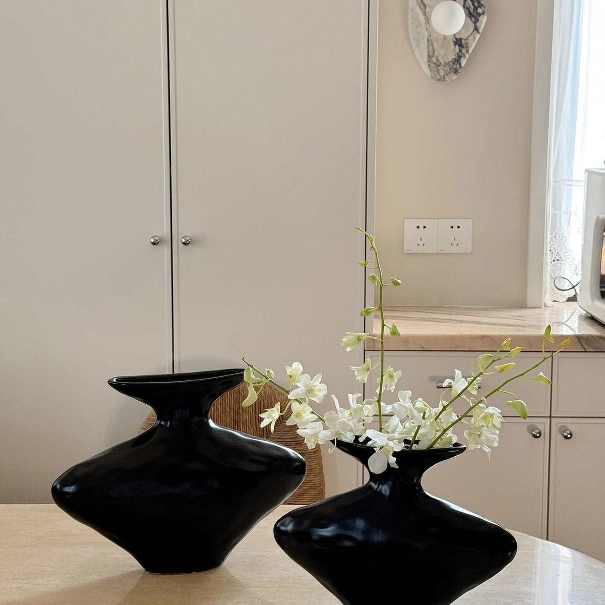 VILZSTUDIOS black abstract diamond-shaped ceramic vase