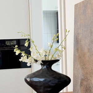 VILZSTUDIOS black abstract diamond-shaped ceramic vase