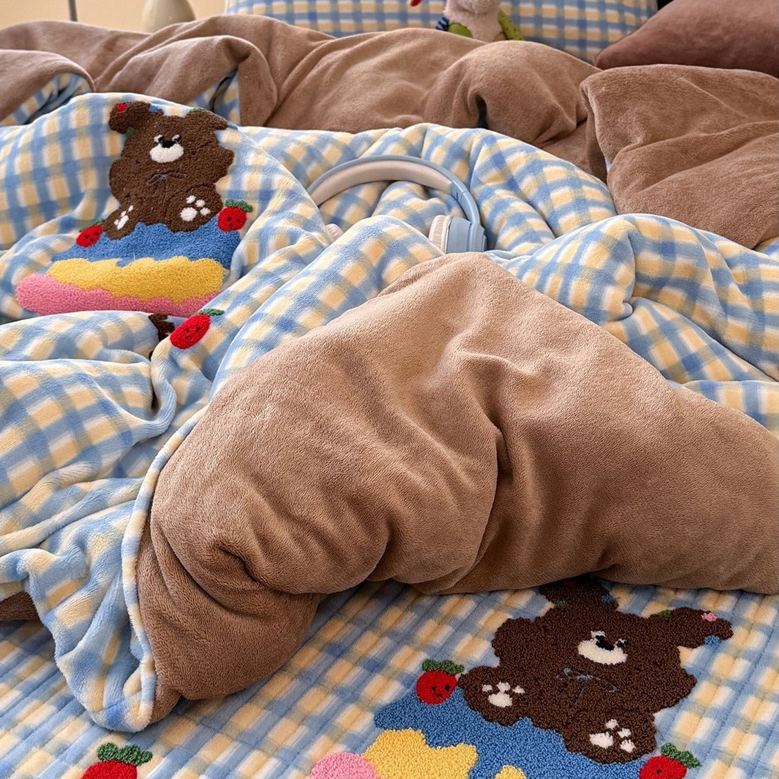 VILZSTUDIOS Multicolor check and stripe fleece bedding set with cartoon animal appliqués
