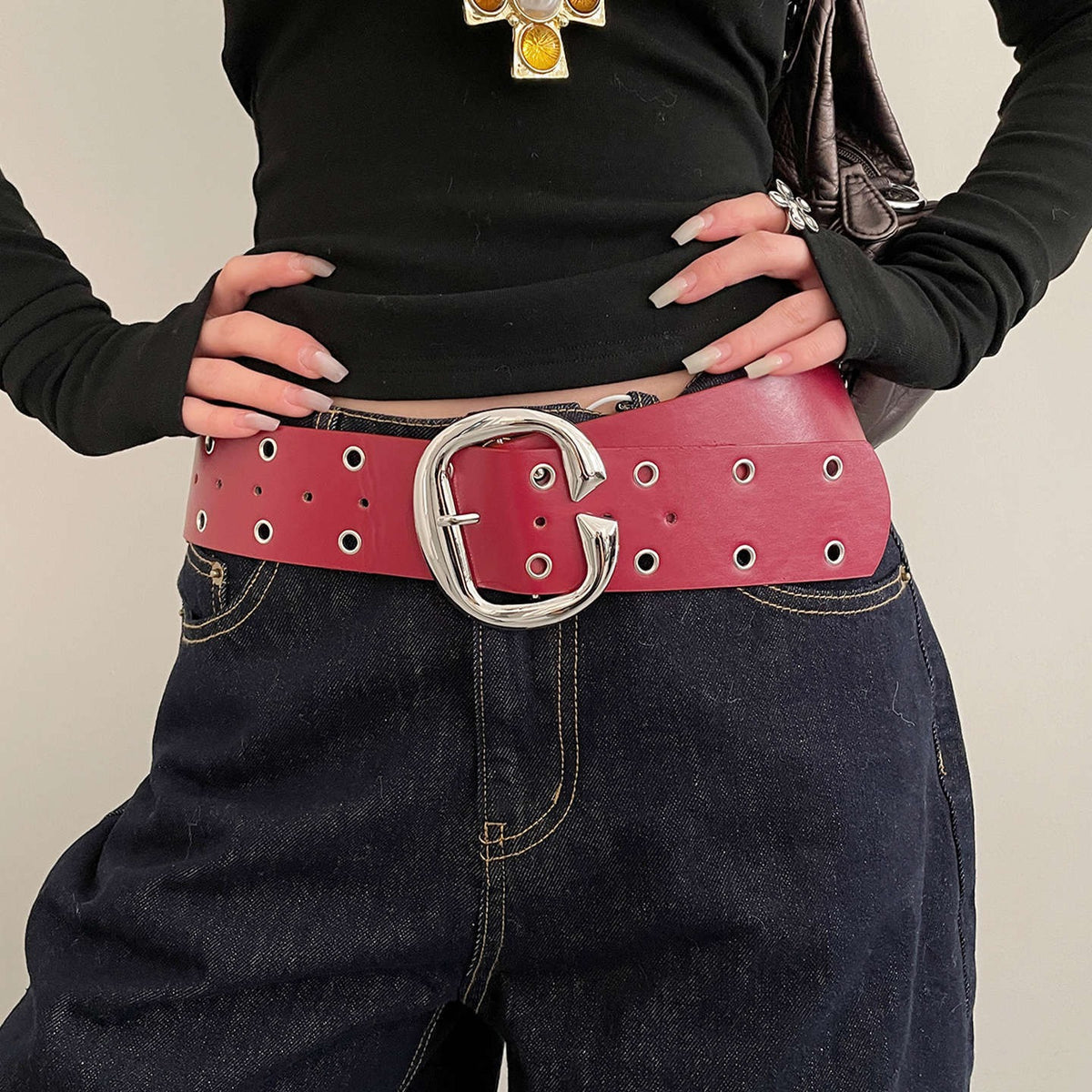 VILZSTUDIOS white bold c-shaped buckle belt