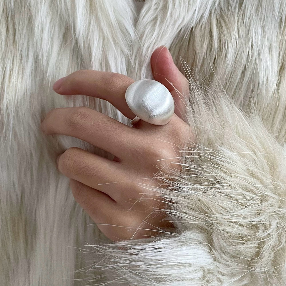 VILZSTUDIOS Adjustable pearl ring for stylish accessorizing