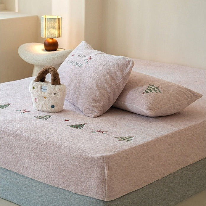 VILZSTUDIOS soft-colored fleece fitted sheet with embossed texture and embroidered botanical motifs