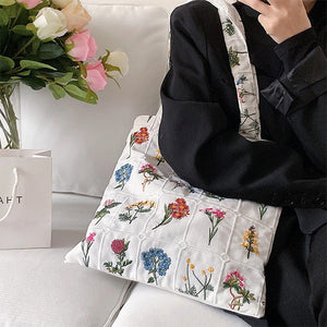 VILZSTUDIOS Stylish tote bag with floral embroidery design