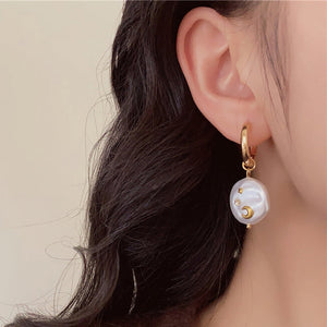 VILZSTUDIOS Elegant pearl earrings with moon and star charms