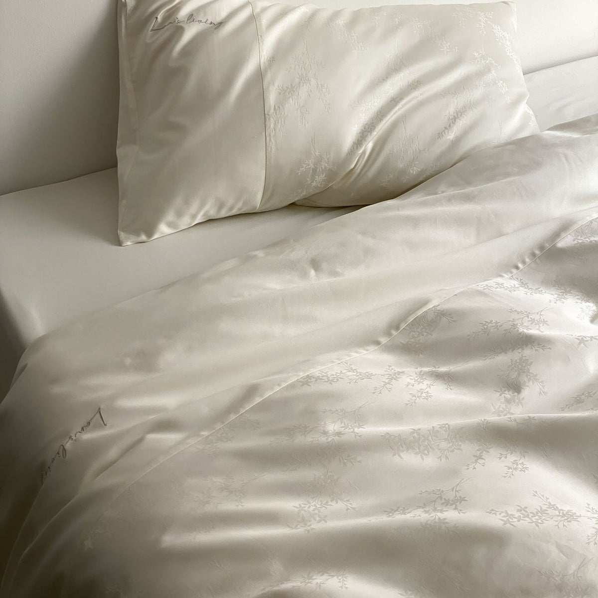 VILZSTUDIOS champagne beige floral jacquard duvet cover set with solid borders and script embroidery