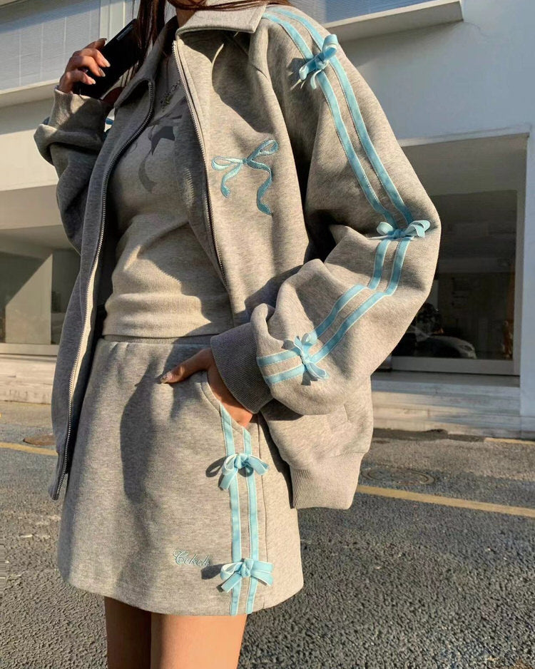 VILZSTUDIOS Stylish grey zip-up track jacket with blue stripes and bows
