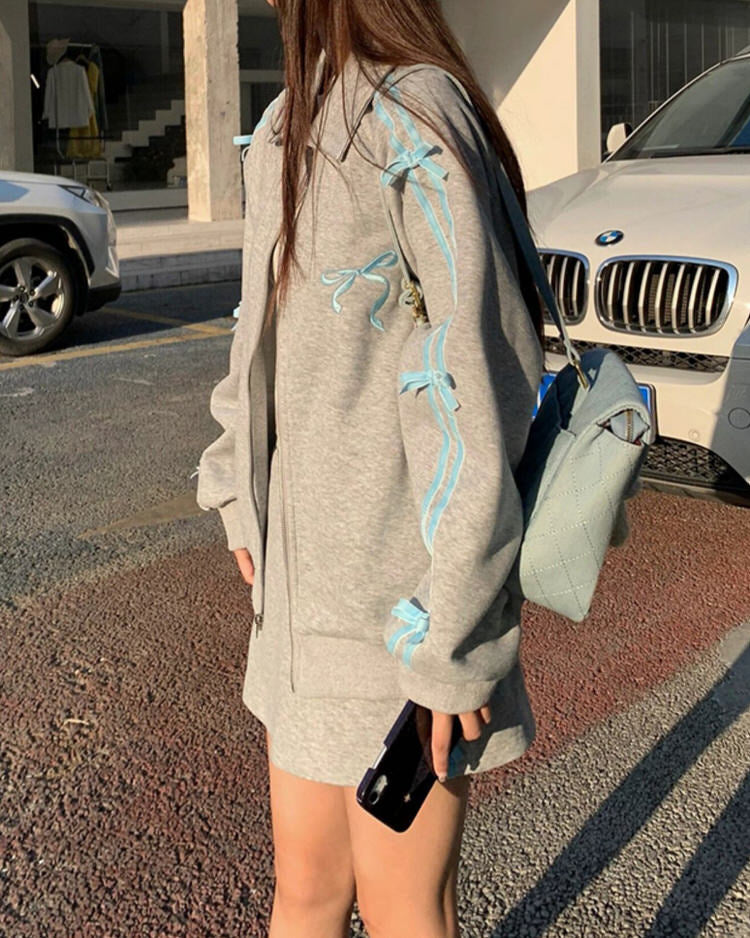 VILZSTUDIOS Stylish grey zip-up track jacket with blue stripes and bows