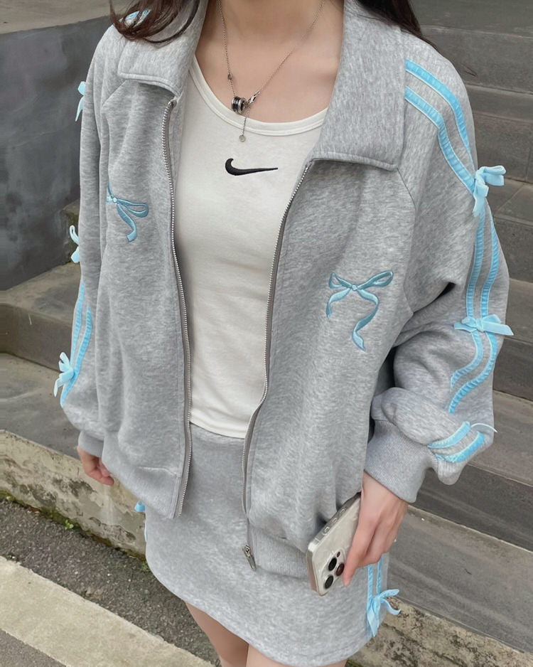 VILZSTUDIOS Stylish grey zip-up track jacket with blue stripes and bows