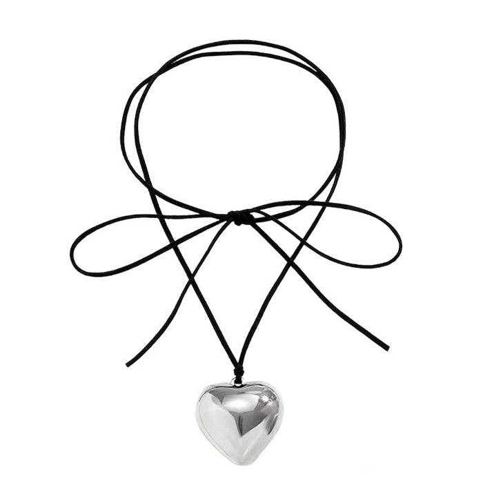 VILZSTUDIOS Heart pendant choker accessory for stylish outfits