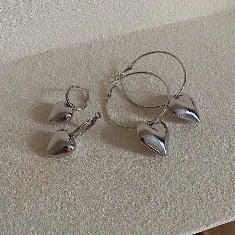 VILZSTUDIOS Heart shaped earrings by VILZSTUDIOS