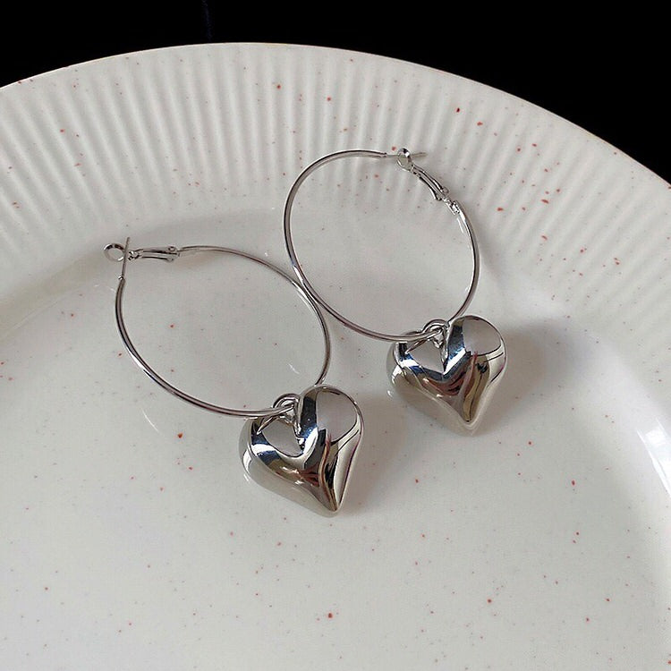 VILZSTUDIOS Heart shaped earrings by VILZSTUDIOS