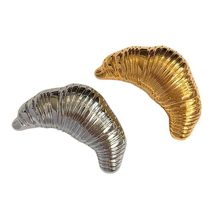 VILZSTUDIOS Stylish croissant brooch accessory