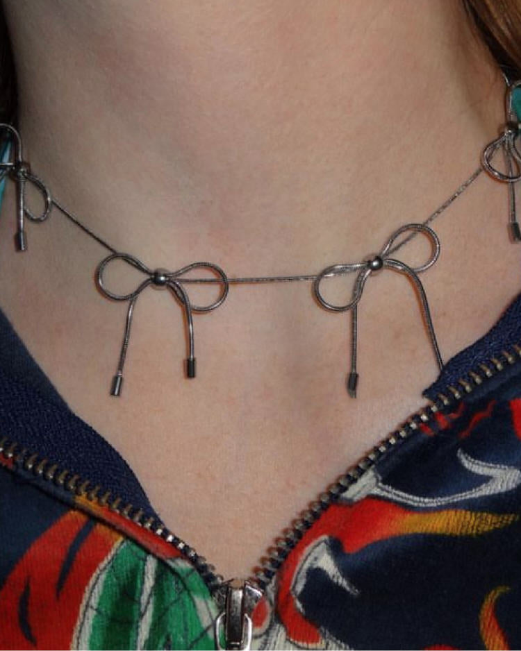 VILZSTUDIOS Stylish silver bow choker accessory