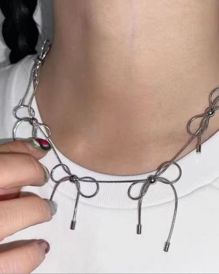 VILZSTUDIOS Stylish silver bow choker accessory