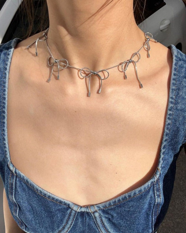 VILZSTUDIOS Stylish silver bow choker accessory