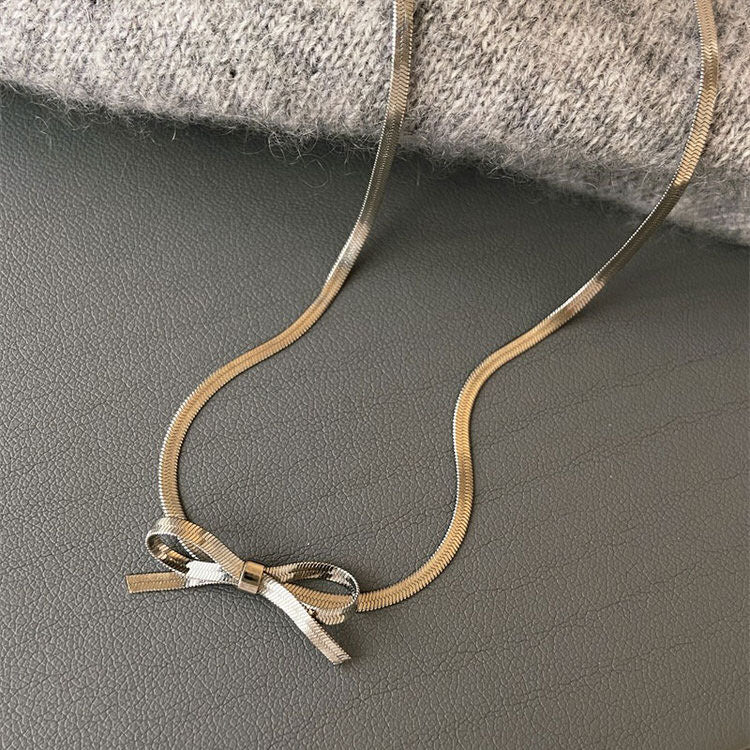 VILZSTUDIOS Stylish metal bow choker necklace for fashion enthusiasts