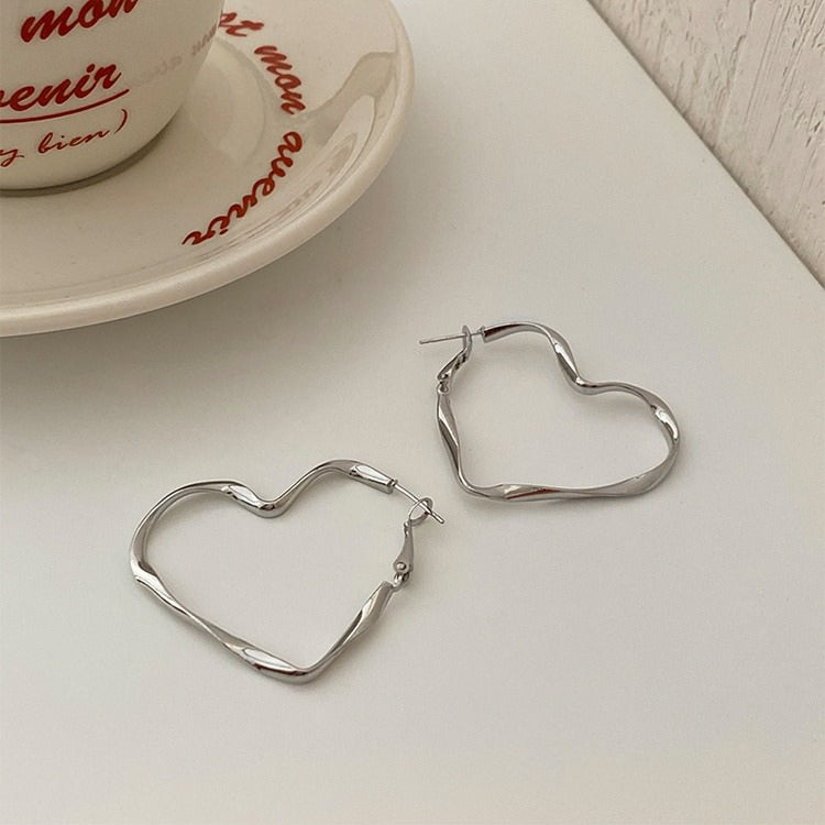 VILZSTUDIOS Minimalist heart earrings for stylish accessories