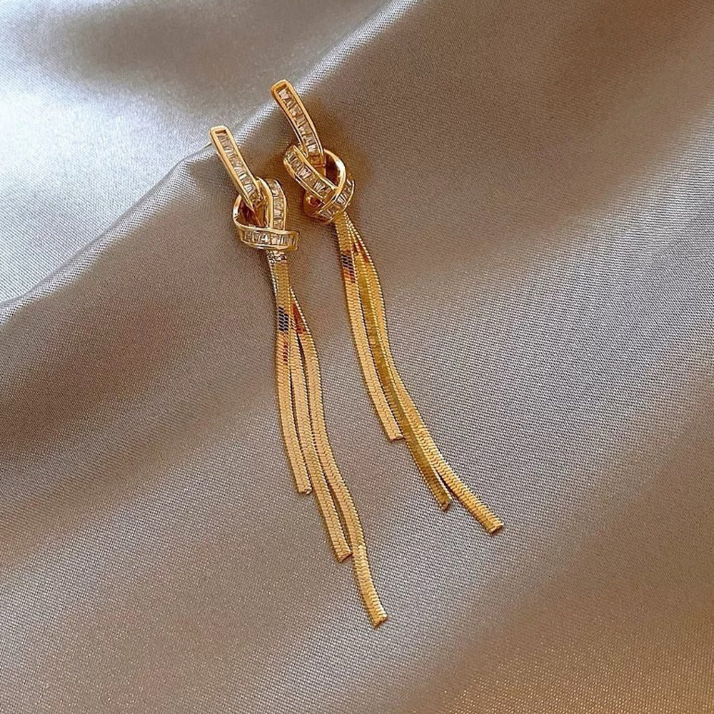 VILZSTUDIOS Elegant dangle earrings with knot design
