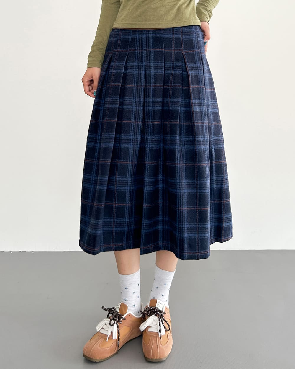 VILZSTUDIOS Chic plaid pleated midi skirt for stylish outfits