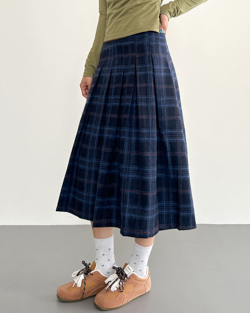 VILZSTUDIOS Chic plaid pleated midi skirt for stylish outfits