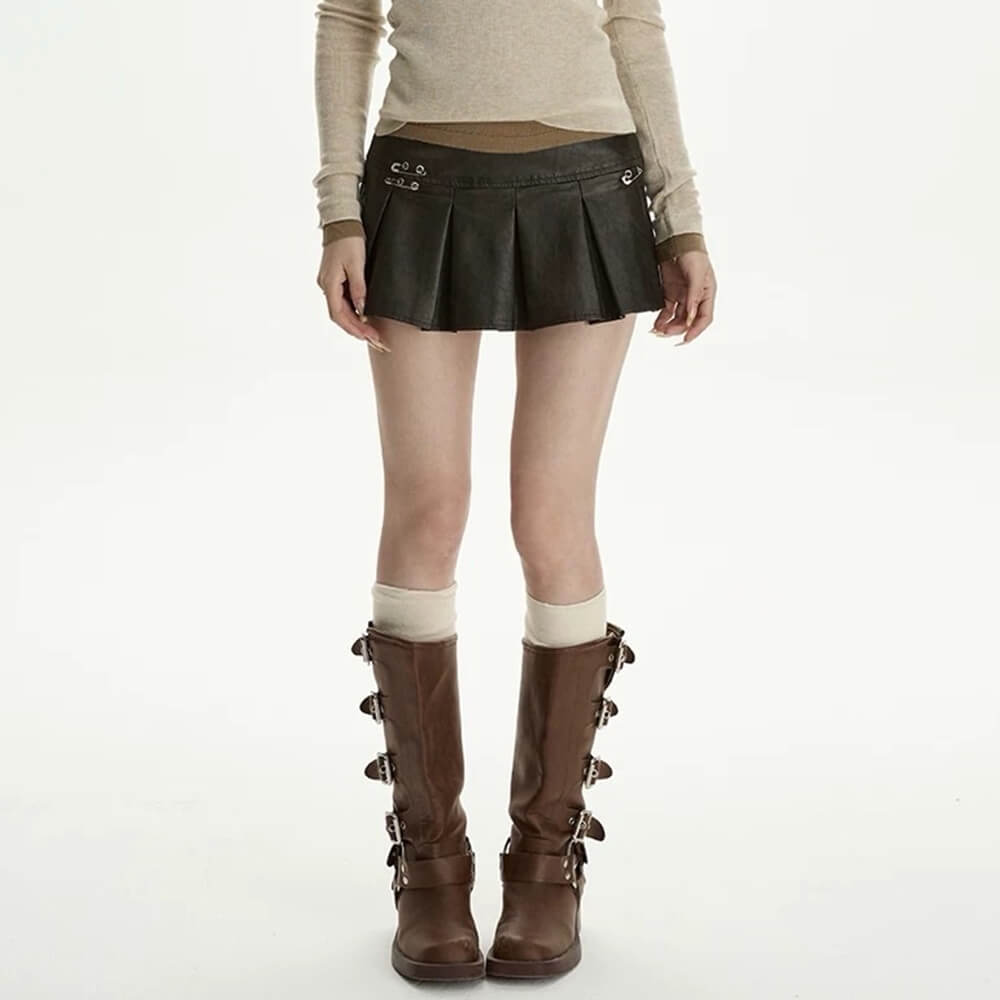 VILZSTUDIOS Chic pleated mini skirt with safety pin accents