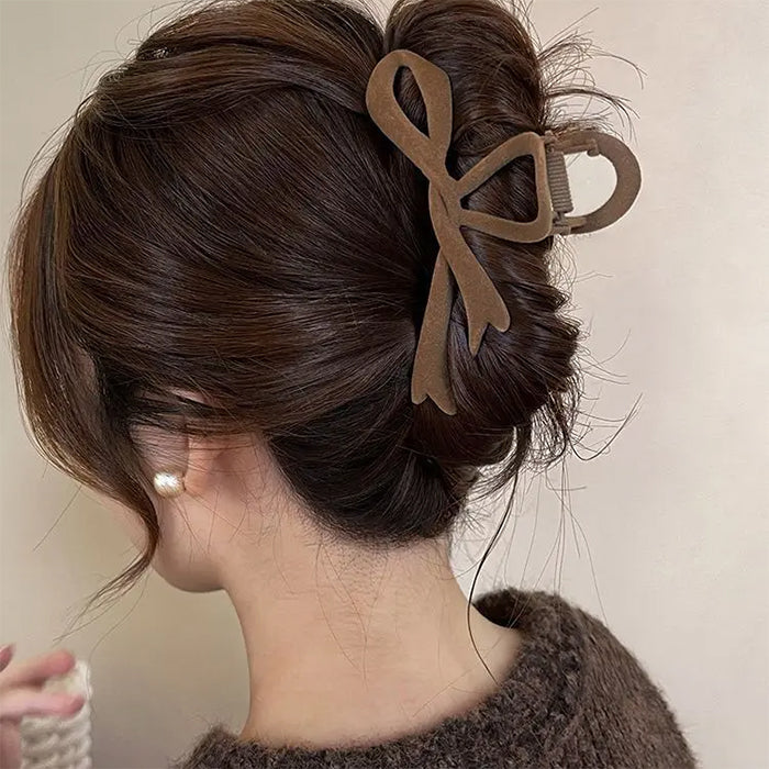 VILZSTUDIOS Stylish hair claw with a velvet bow design
