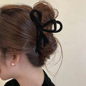 VILZSTUDIOS Stylish hair claw with a velvet bow design