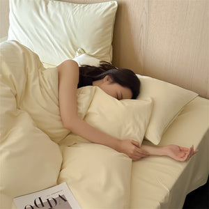 VILZSTUDIOS Neutral and pastel solid-color bedding set with contrast piping on the duvet cover and matching pillowcases