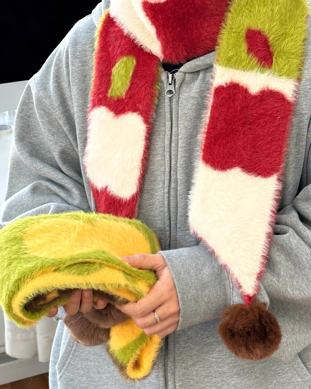 VILZSTUDIOS Cozy apple design knit scarf with pom-poms