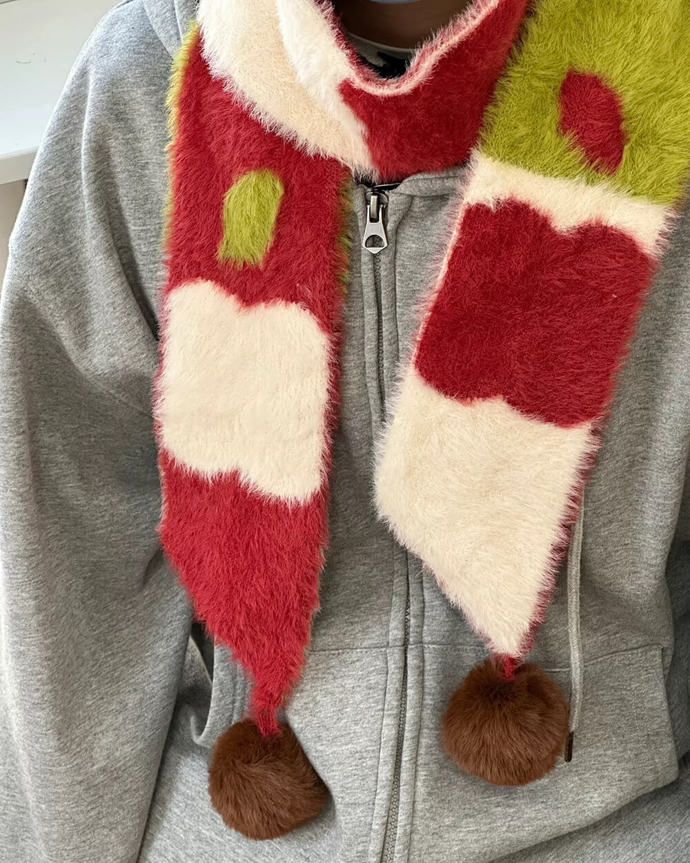 VILZSTUDIOS Cozy apple design knit scarf with pom-poms