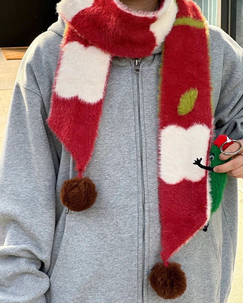 VILZSTUDIOS Cozy apple design knit scarf with pom-poms