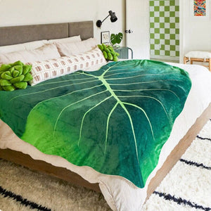 VILZSTUDIOS Cozy blanket featuring a leaf design