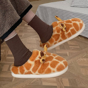 VILZSTUDIOS Cozy plush slippers in the shape of a giraffe