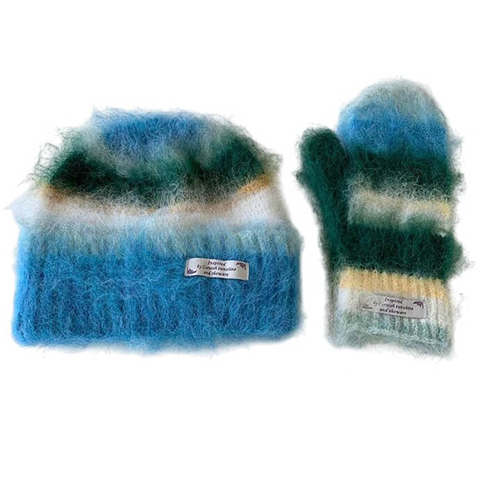 VILZSTUDIOS Cozy striped beanie and gloves accessory set
