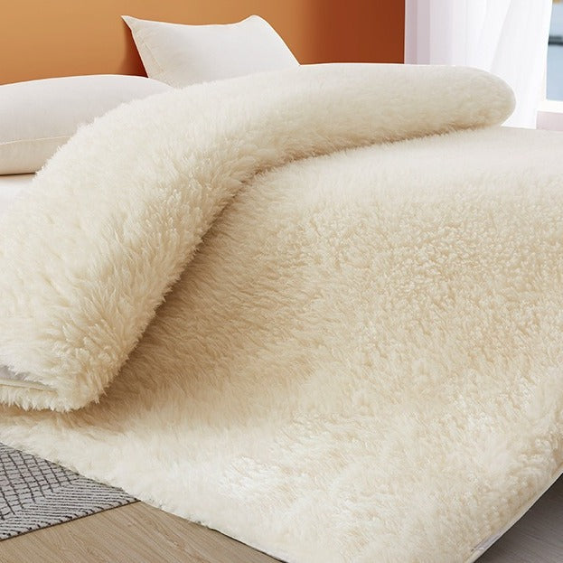 VILZSTUDIOS cream-white wool mattress pad with fluffy pile and diamond-quilted reverse