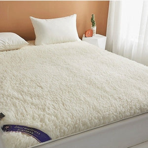 VILZSTUDIOS cream-white wool mattress pad with fluffy pile and diamond-quilted reverse